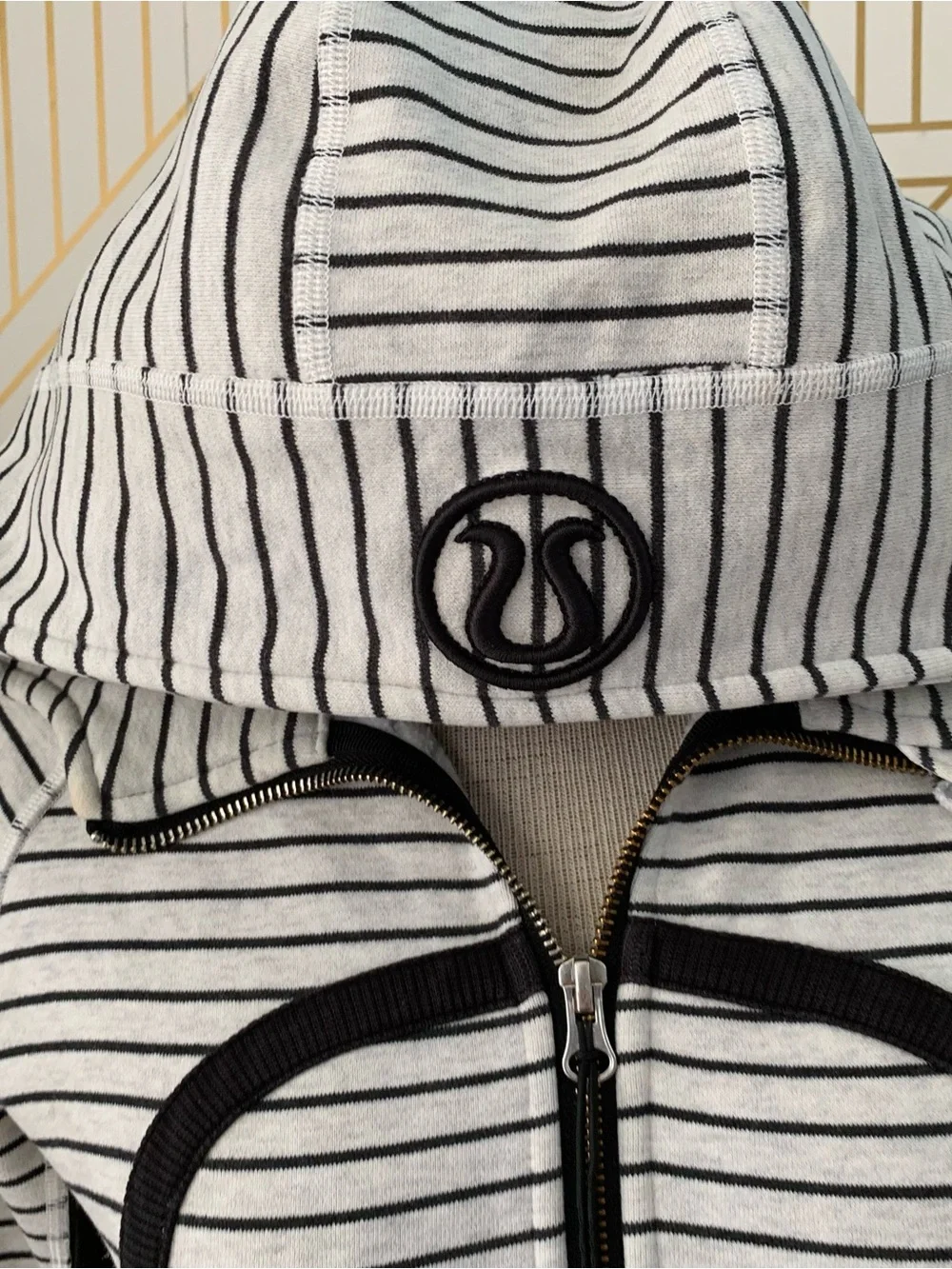 Lululemon Scuba Striped Full Zip Up Hoodie logo front Black & white Size 6